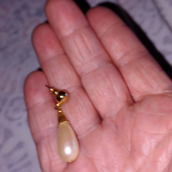 Vintage 80s  Pearl Shaped Gold Pierced Post Dangle Earrings - Picture 4 of 4